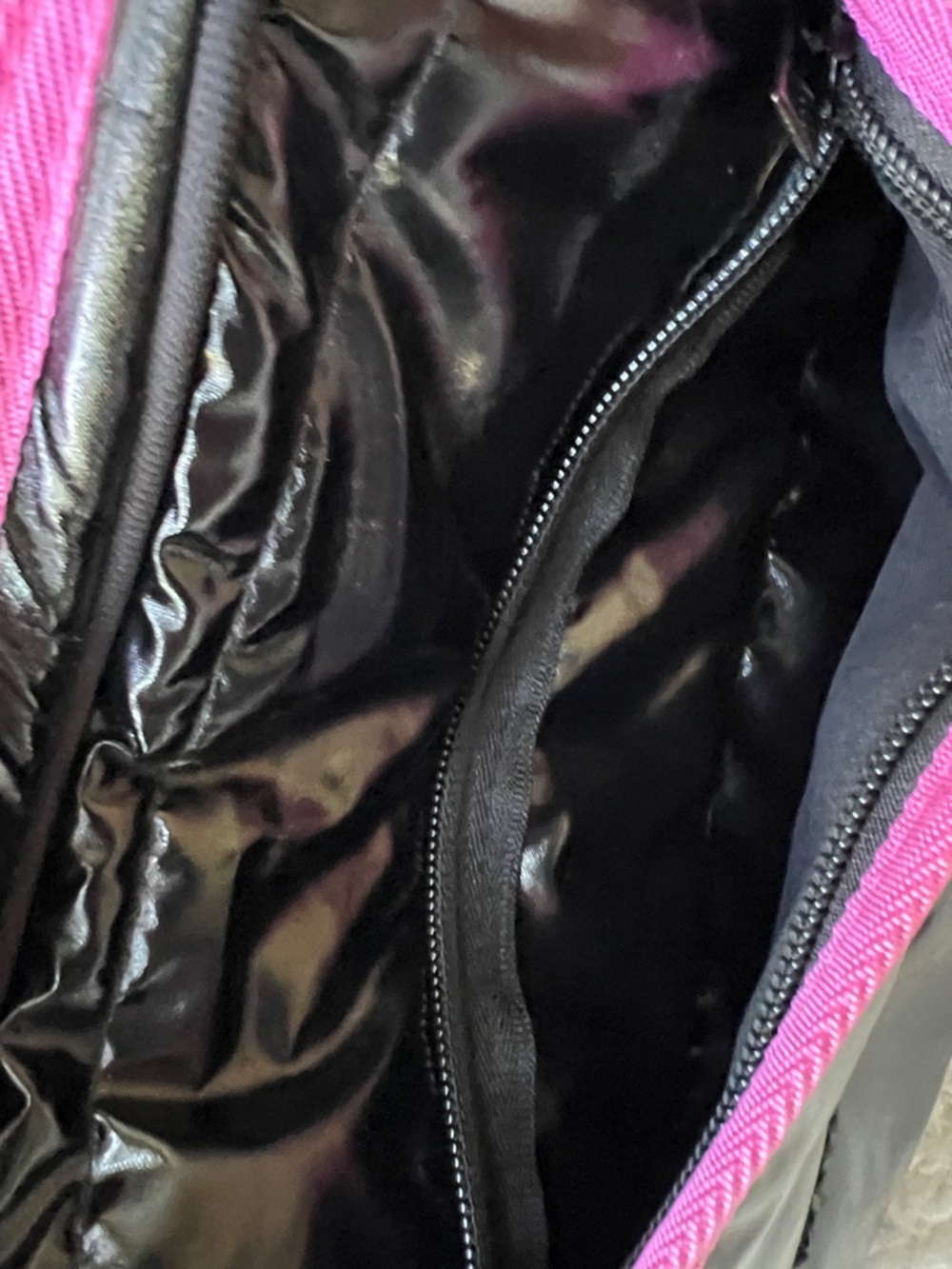 Haute Shore Drew Neoprene Crossbody Black Puffer Bag Pink piping camo strap NEW - Picture 5 of 10